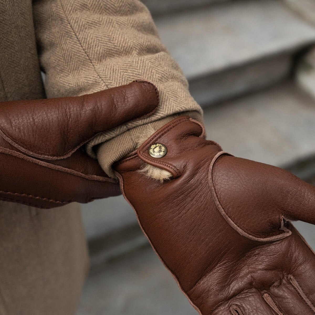 Ernesto (brown) - Italian gloves made of American deerskin leather with rabbit fur lining - Bellanzari - Luxury Leather Gloves - Handmade in Italy - 11