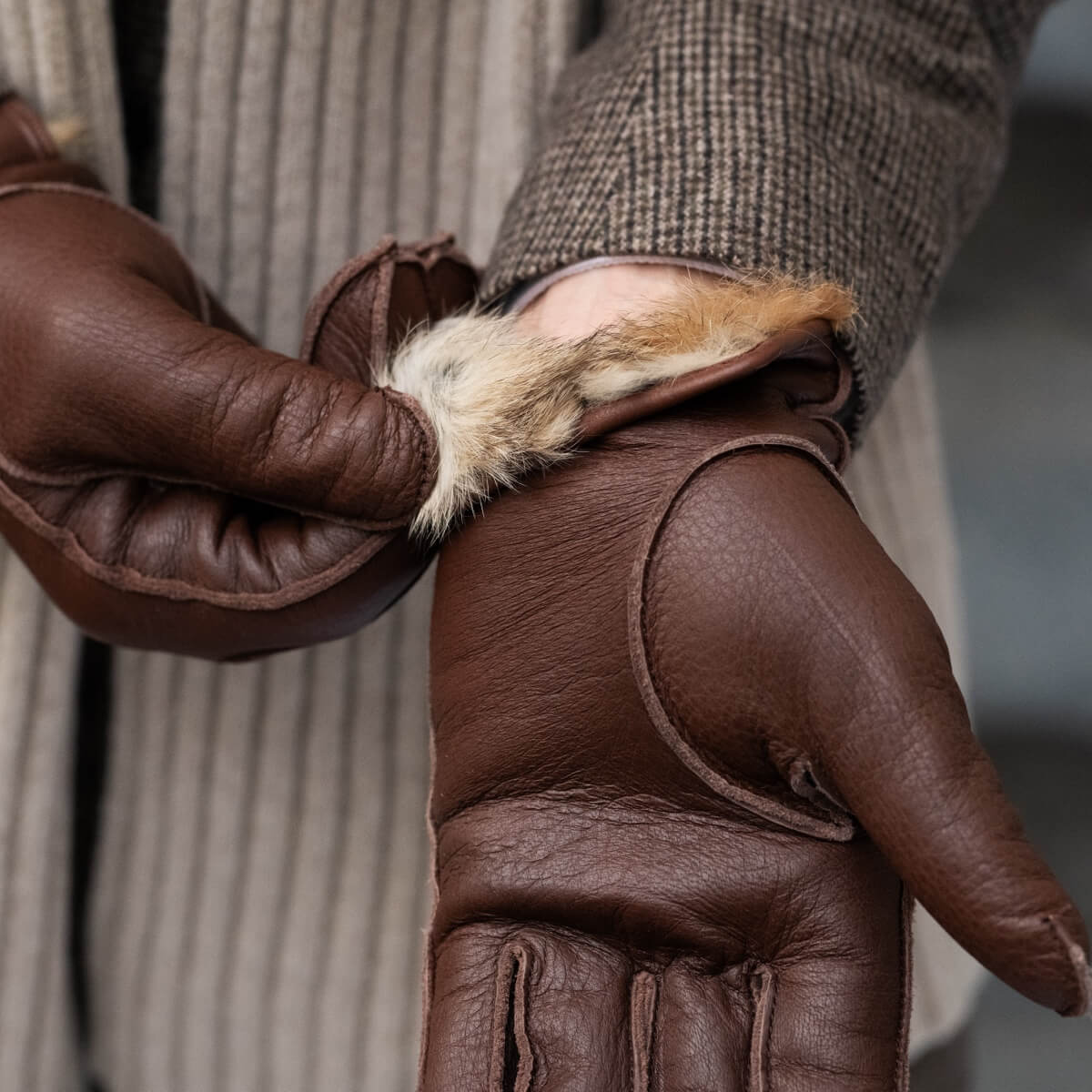 Ernesto (brown) - Italian gloves made of American deerskin leather with rabbit fur lining - Bellanzari - Luxury Leather Gloves - Handmade in Italy - 8