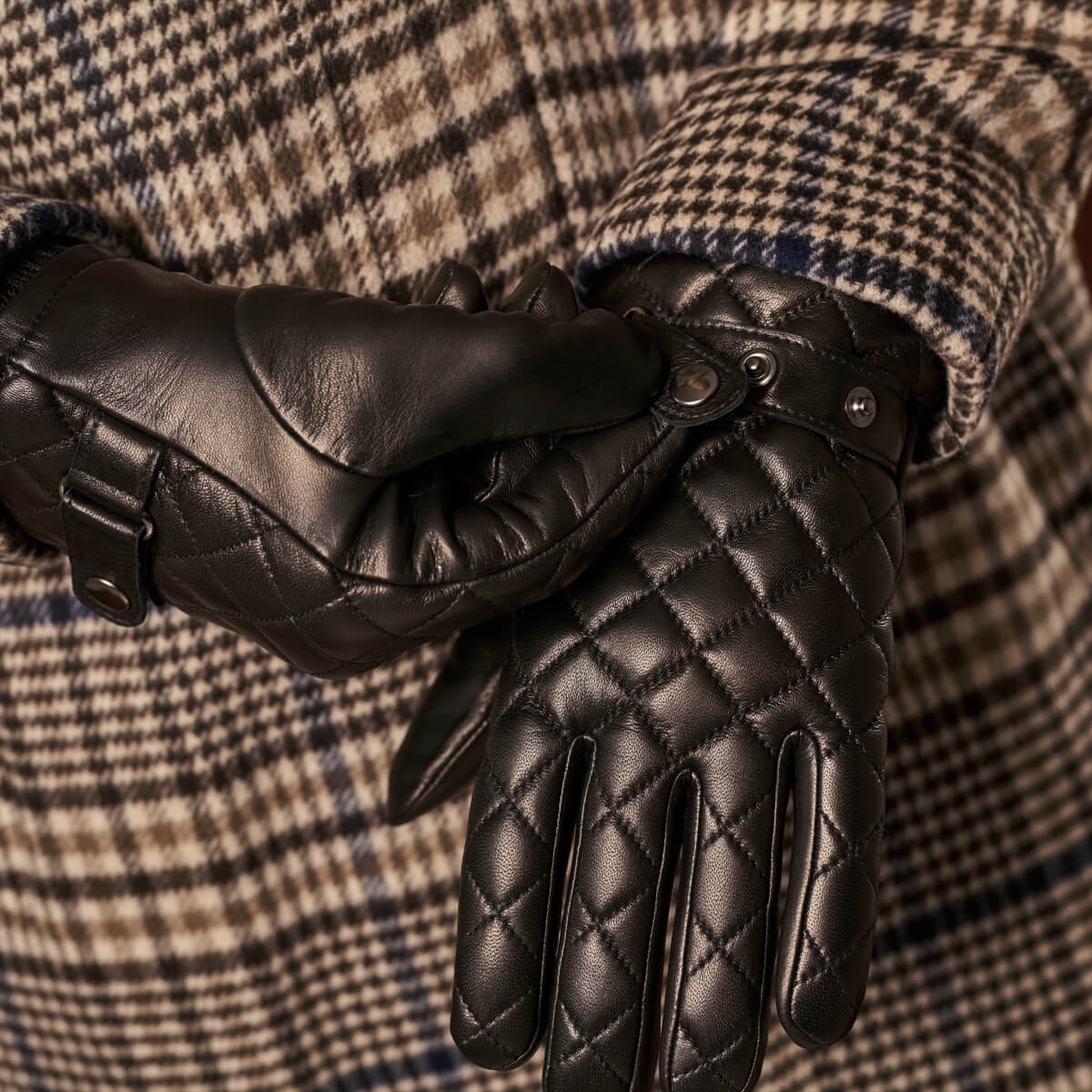 Gennaro (black) – Italian lambskin gloves with cashmere lining and checkered detail - Bellanzari - Luxury Leather Gloves - Handmade in Italy - 7