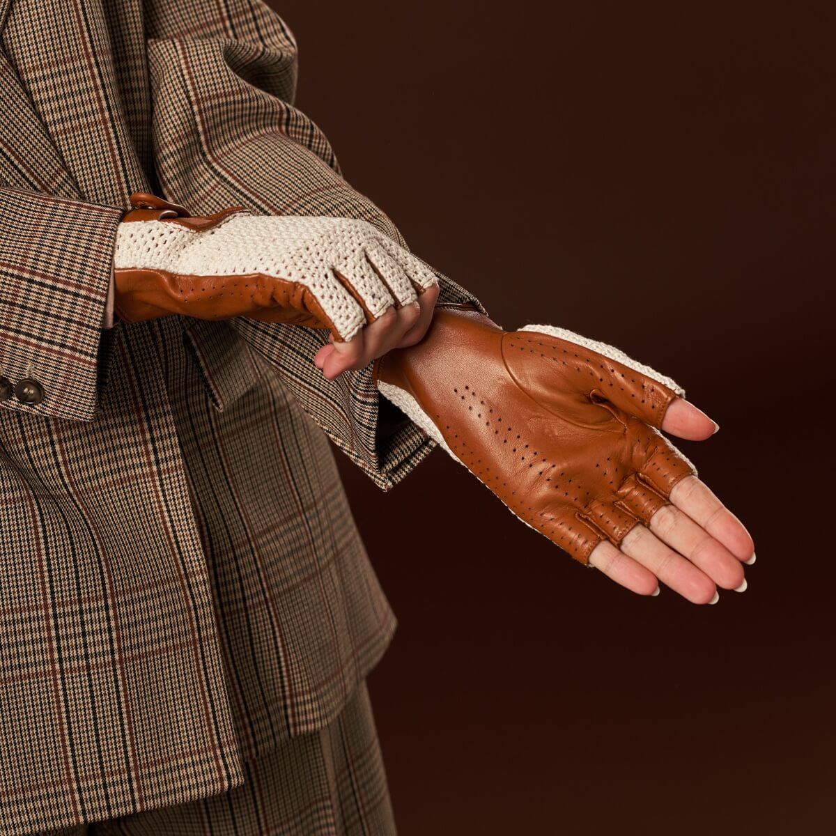 Lola (cognac) – Hand-sewn Italian lambskin leather driving gloves with crochet back - Bellanzari - Luxury Leather Gloves - Handmade in Italy - 7