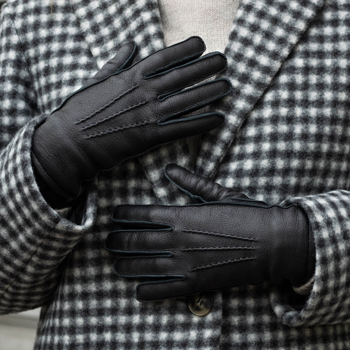 Nicoletta (black) – Italian deerskin leather gloves with luxurious cashmere lining for women - Bellanzari - Luxury Leather Gloves - Handmade in Italy - 7