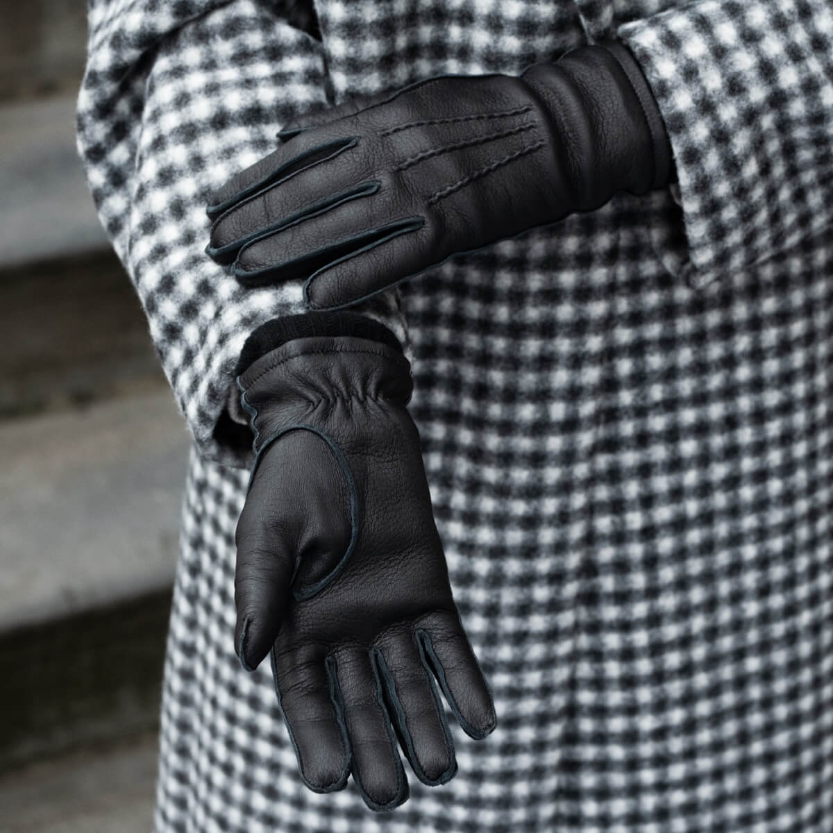 Nicoletta (black) – Italian deerskin leather gloves with luxurious cashmere lining for women - Bellanzari - Luxury Leather Gloves - Handmade in Italy - 8