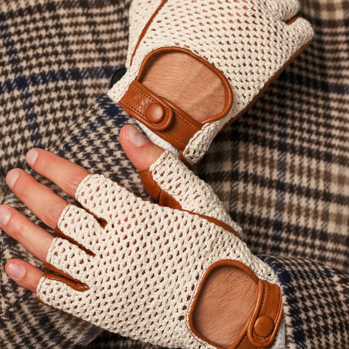 Paolo (cognac) – Hand-sewn Italian crochet driving gloves in lambskin leather - Bellanzari - Luxury Leather Gloves - Handmade in Italy - 10
