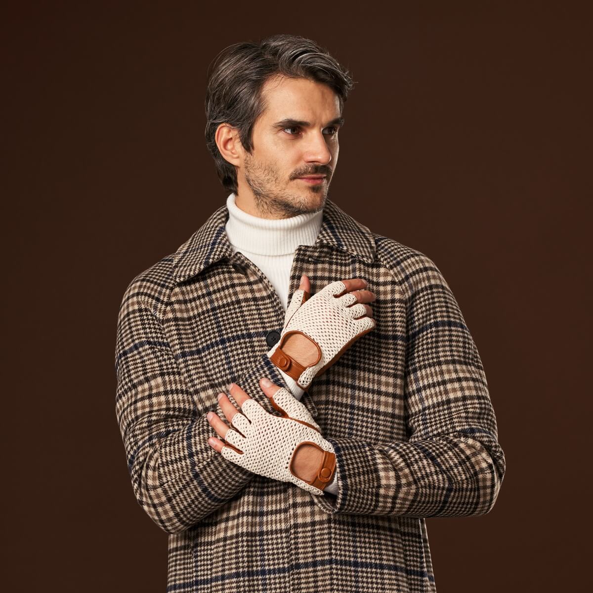 Paolo (cognac) – Hand-sewn Italian crochet driving gloves in lambskin leather - Bellanzari - Luxury Leather Gloves - Handmade in Italy - 4