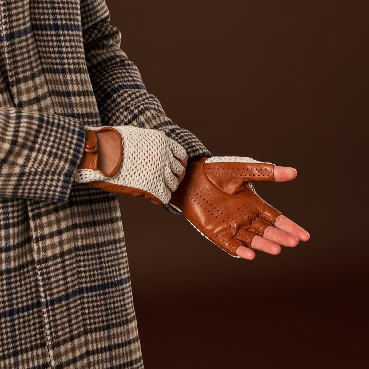 Paolo (cognac) – Hand-sewn Italian crochet driving gloves in lambskin leather - Bellanzari - Luxury Leather Gloves - Handmade in Italy - 5