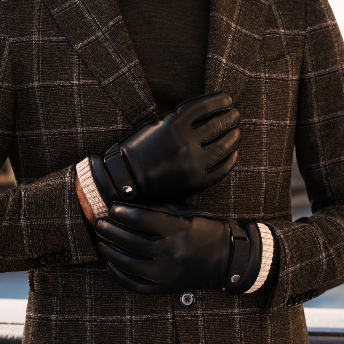Alberto (black) - Italian lambskin leather gloves with cashmere lining & touchscreen feature - Bellanzari - Luxury Leather Gloves - Handmade in Italy - 8