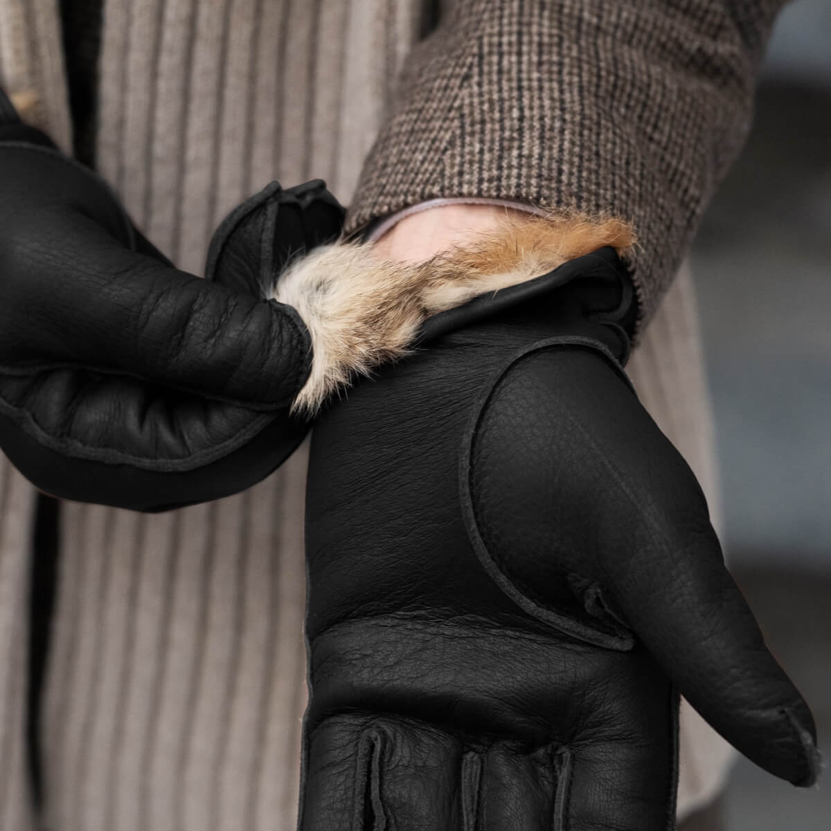 Ernesto (black) – Italian gloves in American deerskin with rabbit fur lining - Black - Bellanzari - Handmade in Italy - Luxury Leather Gloves - 8
