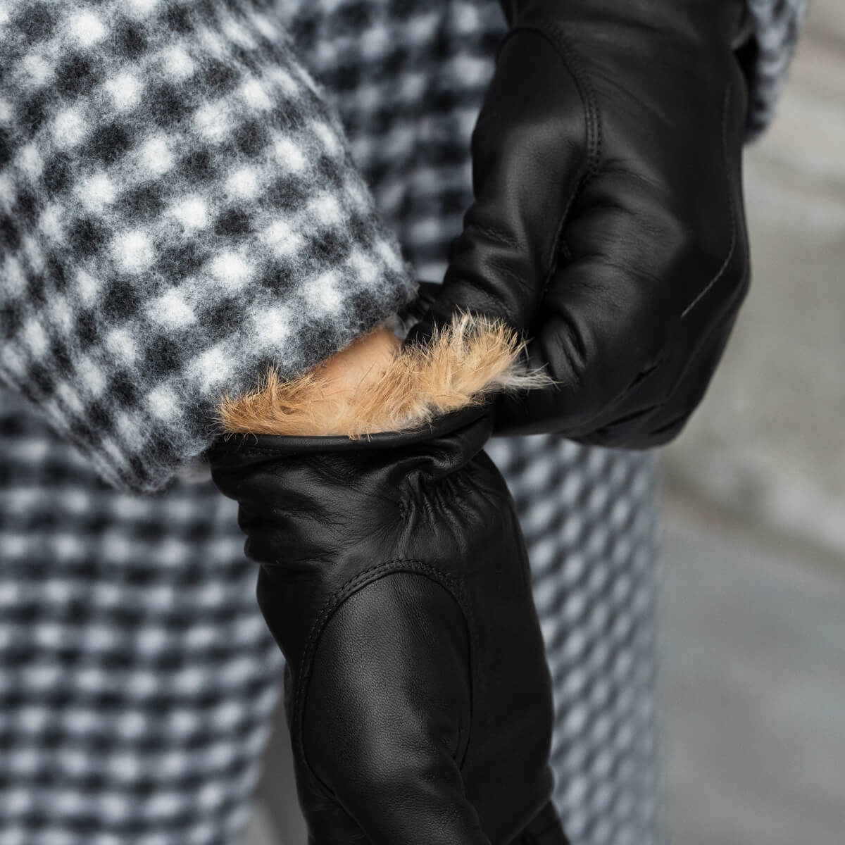 Raffaella (black) – Italian lambskin leather gloves with brown rabbit fur lining - Bellanzari - Luxury Leather Gloves - Handmade in Italy - 6